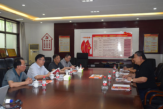 臨汾市市場(chǎng)監(jiān)督管理局局長(zhǎng)、非公企業(yè)黨委書(shū)記張東紅<br>在科海集團(tuán)調(diào)研非公黨建工作